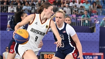 Olympiasiegerin Elisa Mevius (l) ist mit den deutschen 3x3-Basketballerinnen im EM-Viertelfinale ausgeschieden.