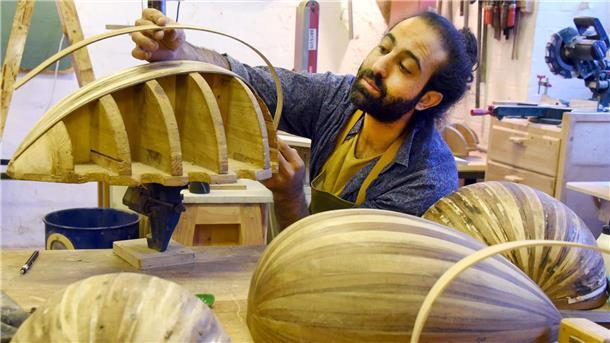Tagelanges Bauen an einem Instrument Omar Shalash baut orientalische Lauten in seiner Werkstatt in Halle.