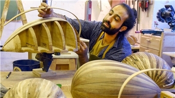 Omar Shalash baut orientalische Lauten in seiner Werkstatt in Halle. 