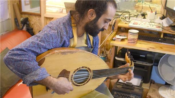 Tagelanges Bauen an einem Instrument Omar Shalash spielt auf einer Laute, die er selbst gebaut hat.