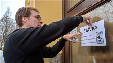 Ondrej Levak, ein Vertreter der Schulgewerkschaft, befestigt ein Informationsblatt am Eingang des Gymnasium Jihlava.