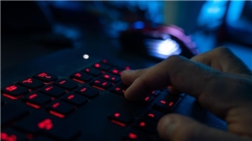 Online-Kriminelle setzten den KI-Chatbot Claude bereits mehrfach für verschiedene Attacken ein, berichtete die Entwicklerfirma Anthropic. (Symbolbild)  