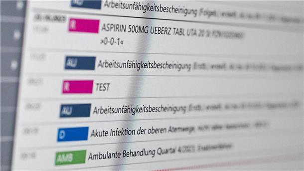 Auf einem Bildschirm werden Patientendaten gezeigt.