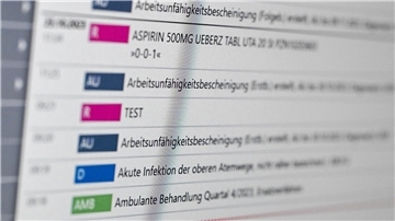 Auf einem Bildschirm werden Patientendaten gezeigt.