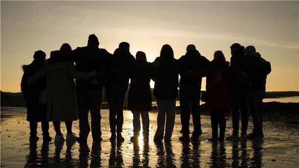 Nordirland gedenkt dem Ende des Bürgerkrieges vor 25 Jahren Opfer und Überlebende des Nordirland-Konflikts haben sich am Karfreitag bei Sonnenaufgang zum Gedenken versammelt.