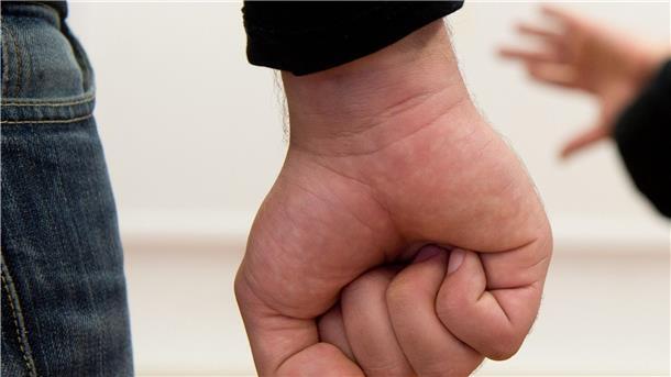 Zwei Männer simulieren bei einem Anti-Gewalt-Kurs einen gewalttätigen Übergriff. 