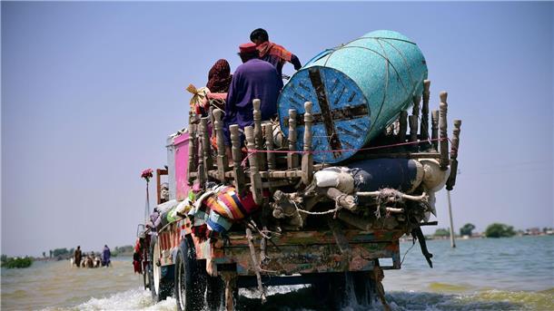 Finanzgipfel ringt um mehr Geld gegen Armut und Klimawandel Opfer von Überschwemmungen durch schweren Monsunregen bringen Habseligkeiten aus ihrem überfluteten Haus in der pakistanischen Provinz Sindh (Archivbild). Die Teilnehmer der Konferenz haben betont, dass es darum gehe, Armut und Hunger zu bekämpfen und den Klimawandel aufzuhalten.