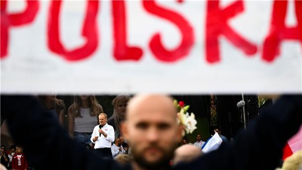 Großdemonstration in Warschau: Polens Opposition macht mobil Oppositionsführer Donald Tusk spricht während des Marsches zur Unterstützung der Opposition gegen die populistische Regierungspartei Recht und Gerechtigkeit (PiS).