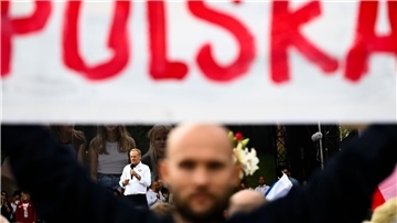 Oppositionsführer Donald Tusk spricht während des Marsches zur Unterstützung der Opposition gegen die populistische Regierungspartei Recht und Gerechtigkeit (PiS).