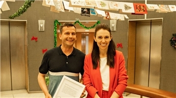 Oppositionspolitiker David Seymour und Neuseelands Premierministerin Jacinda Ardern posieren mit einem unterzeichneten Ausdruck Protokolls, in dem Ardern Seymour beleidigt.