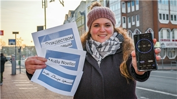 Optimistisch startet die NORD|ERLESEN-Reporterin Luise Langen ihre Weihnachts-Challenge: Dafür sammelt sie in 23 Minuten internationale Weihnachtsgrüße in der Hafenstraße - natürlich mit gebührendem Abstand.