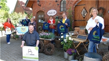 Optimistische Gesichter beim Startschuss fürs „Geestlandshoppen“ bei der „Diele 41“ in Neuenwalde (von links): Katja Beier, Bürgermeister Thorsten Krüger, Christian Roggow, Susanne Dickmann, Bettina Summa, Andreas Bruske und Cossina Probst.