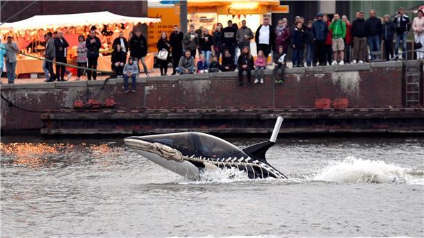 Die fünf verrücktesten Ideen, die es in Bremerhaven gegeben hat Orcaförmiges Boot "Seabreacher"