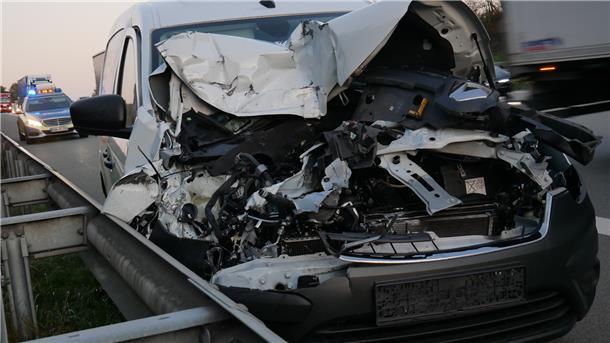 Ordenttlich gescheppert hat es bei diesem Unfall am Dienstag auf der Autobahn bei Hollenstedt in Fahrtrichtung Hamburg, wie das Polizeifoto zeigt.