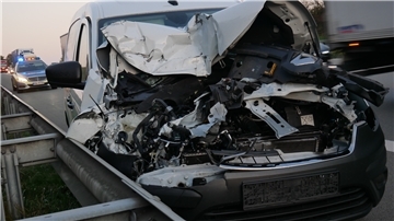 Ordenttlich gescheppert hat es bei diesem Unfall am Dienstag auf der Autobahn bei Hollenstedt in Fahrtrichtung Hamburg, wie das Polizeifoto zeigt.