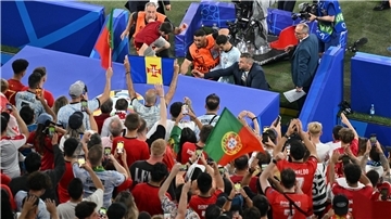 Ordner begrleiten Portugals Cristiano Ronaldo nach dem Spiel in die Kabine.
