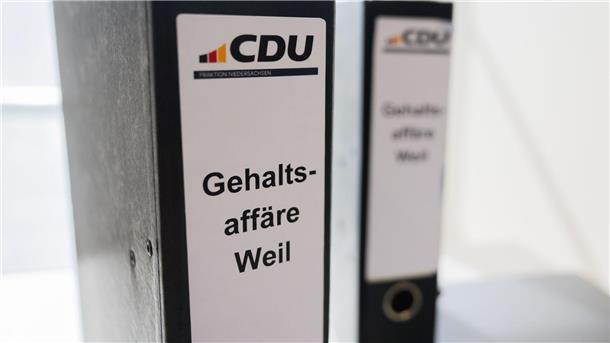 Zeugenbefragung zu Weil-Mitarbeiterin startet im Streit Ordner der CDU mit Aufschrift „Gehaltsaffäre Weil“ stehen im niedersächsischen Landtag.