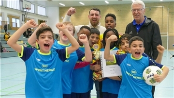 Organisator Jürgen Fahlbusch (rechts) und die Siegermannschaft von der Marktschule.