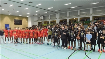 Organisator Wally Kruso (Mitte) bedankte sich vor dem Spiel bei den Mannschaften der All Stars und der Bremen Internationals.