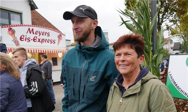 Herbstmarkt in Tarmstedt mit Marktbuden, Karussells und Oktoberfestambiente Organisatoren Michael Brandt und Krimhild Seifert von der Wirtschaftsinteressengemeinschaft Tarmstedt (WIG).