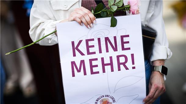 Wieder ein Femizid? Freunde erinnern an getötete 26-Jährige Organisiert wurde die Demonstration von einem Bündnis gegen Femizide in Hannover. Fast jeden Tag wird in Deutschland eine Frau getötet - meist sind die Täter die Partner oder Ex-Partner.