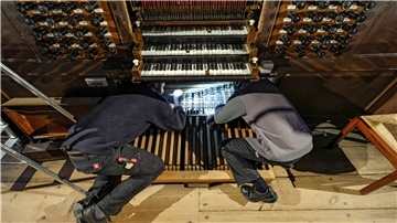 Orgelbauer aus dem ostfriesischen Leer haben damit begonnen, die denkmalgeschützte Gloger-Barockorgel in Otterndorf auszubauen, um sie zu restaurieren.