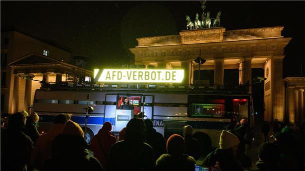 Bilder des Tages Orkan Özdemir (SPD), Mitglied im Berliner Abgeordnetenhaus, spricht aus einem umgebauten Bus mit dem Namen „Adenauer SRP+“ bei einer Protestaktion vom „Zentrum für politische Schönheit“ (ZPS) vor dem Brandenburger Tor in Berlin-Mitte.
