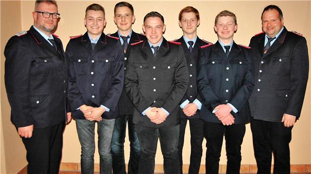 Ortsbrandmeister Heiko Peper (links) und Stellvertreter Stefan Müller mit den jungen Kameraden Marcel Müller, Julian Poppe, Kersten Schäfer, Justus Poppe und Eike Viebrock.