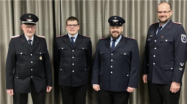 Freiwillige Feuerwehr Rockstedt freut sich auf bevorstehendes Jubiläum Ortsbrandmeister Peter Martens (links) freut sich über Steffen Timm (Zweiter von rechts), der jetzt stellvertretender Ortsbrandmeister in Rockstedt ist.