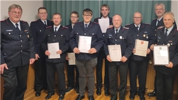 Ortsbrandmeister Rüdiger Hillmer und Gemeindebrandmeister Harald Cordes (von links) befördern Tomasz Golebiewski, Lajus Bannier, Jan Gebers, Oliver Gebers und den stellvertretenden Ortsbrandmeister Oliver Lünzmann, ehren mit Kreisbrandmeister Peter Dettmer (Zweiter von rechts) Axel Gebers und Hartmut Buchholz.