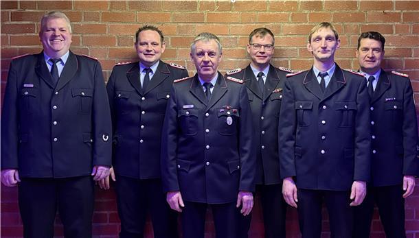 Ortsbrandmeister Sascha Busch (von links) mit den gewählten, geehrten und beförderten Kameraden Torben Imbusch, Hans-Hermann Eckhoff, Björn Imbusch, Sebastian Brandt und Nils Schwarz.