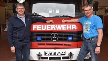 Das Foto zeigt Ortsbrandmeister Thomas Schnackenberg mit seinem Stellvertreter Volker Burfeind vor einem Feuerwehrauto. 