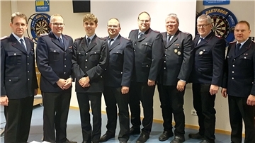 Feuerwehrleute haben sich für den Fotografen aufgestellt. 