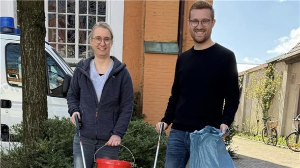 „Bremervörde räumt auf“: Die Ostestadt putzt sich heraus Ortsbürgermeister Dirk-Fredrik Stelling und Kristin Harms putzten den Kirchenvorplatz von St. Liborius heraus.