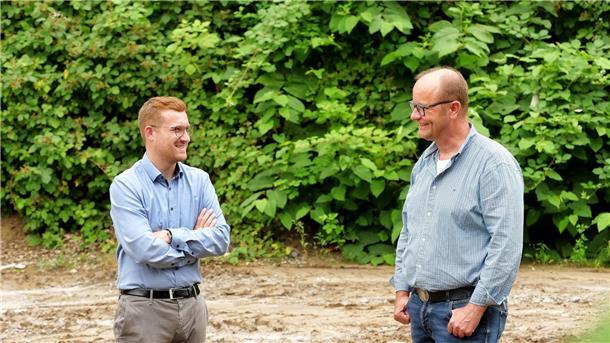Ortsbürgermeister Dirk Stelling (links) vor Ort im Gespräch mit Jacobs-Geschäftsführer Ingo Jeschke.