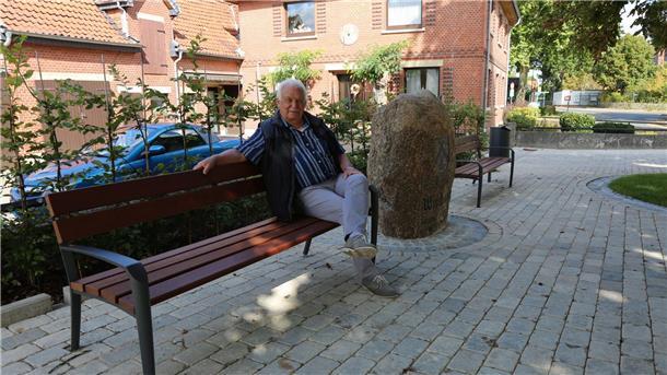 Drei Zentimeter bringen Dorfplatz-Umgestaltung ins Wanken Ortsbürgermeister Günter Meyer hat nun auf den Bänken eine 47 Zentimeter tiefe Sitzfläche.
