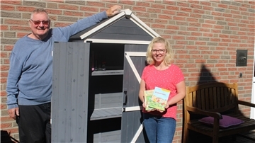 Ortsbürgermeister Horst Schütte (Freie Bürger) und Ute Müller vom Seniorenheim Monsees freuen sich über die neue Wehdeler Einrichtung, den „Offenen Bücherschrank“.