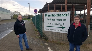 Zwei Männer, Reiner Feldmann und Andreas Rupietta, an der Einfahrt zum Brennholzhandel Am Grasweg in Sievern.