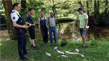 Ortstermin am Mühlenteich mit Jörg Schmidtchen (rechts), stellvertretender Gemeindedirektor sowie vom Sportfischerverein Jens-Peter Frank, Cord Gohde, Joschka Stemmann und Polizeihauptkommissar Torben Stemmann von der Sittenser Polizeistation.