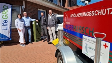 Ortstermin in Oldenbrok (von links): Heidi Kuhlmann, Einrichtungsleitung Haus am Bürgerpark, DRK-Kreisgeschäftsführer Peter Deyle, Matthias Wenholt (erster Kreisrat), Projektleitung LifeGRID und Leiter Katastrophenstab, Oliver Buff, Institut für Gefahrenabwehr.