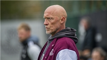OSC Bremerhavens Trainer Björn Böning schaut nach der Niederlage enttäuscht.