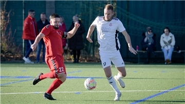 OSC-Spieler Jan Niklas Kersten (rechts) im Zweikampf mit Jannis Leu vom ESC. Kersten gelang das Siegtor im Derby.