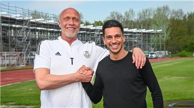 Zwei Fußballer klatschen ab. OSC-Sportleiter Björn Böning begrüßt den neuen Trainer Angelo Pauls.