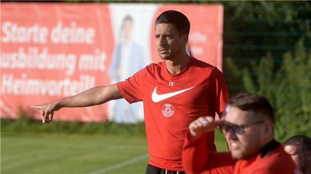 Ein Fußballtrainer gibt Anweisungen