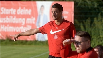 Ein Fußballtrainer gibt Anweisungen