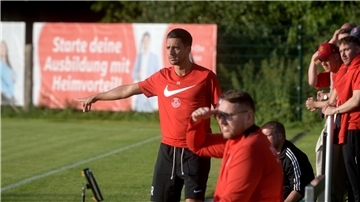 Ein Fußballtrainer vom OSC Bremerhaven gestikuliert.