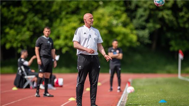 OSC-Trainer Björn Böning glaubt felsenfest daran, dass seine Mannschaft den Aufstieg in die Regionalliga Nord schaffen kann. Am Mittwochabend sind die Bremerhavener beim FC Kilia Kiel zu Gast.