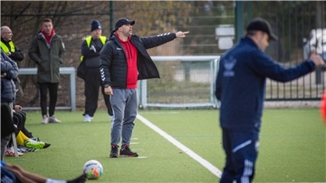 OSC-Trainer Dennis Ley (Mitte) musste eine Niederlage mit ansehen.