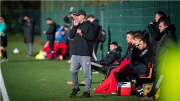 OSC-Trainer Dennis Ley (Mitte) musste mitansehen, wie seine Mannschaft an diesem Spieltag die Mittel fehlten, den Gegner zu schlagen.