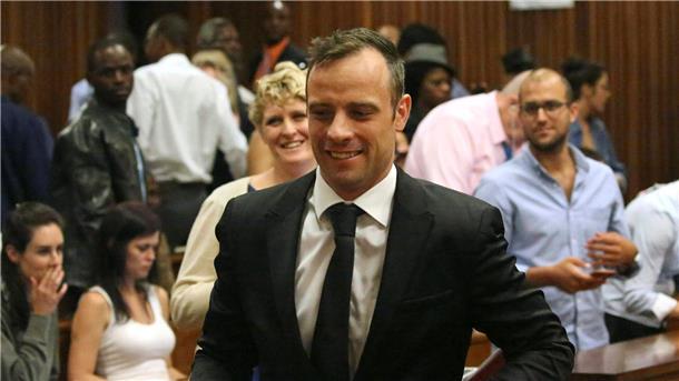 Oscar Pistorius kommt auf Bewährung frei Oscar Pistorius (M) verlässt einen Gerichtssaal des Obersten Gerichtshofs (2015).
